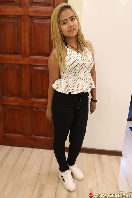 小さなおっぱいを持つ金髪の美女トムが裸になってポーズをとる