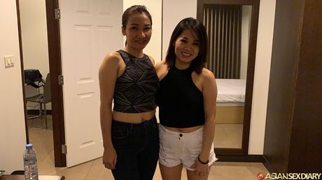 驚豔的業餘熟女 Lyn C 和 Monica 展示她們巨大的乳房並自慰