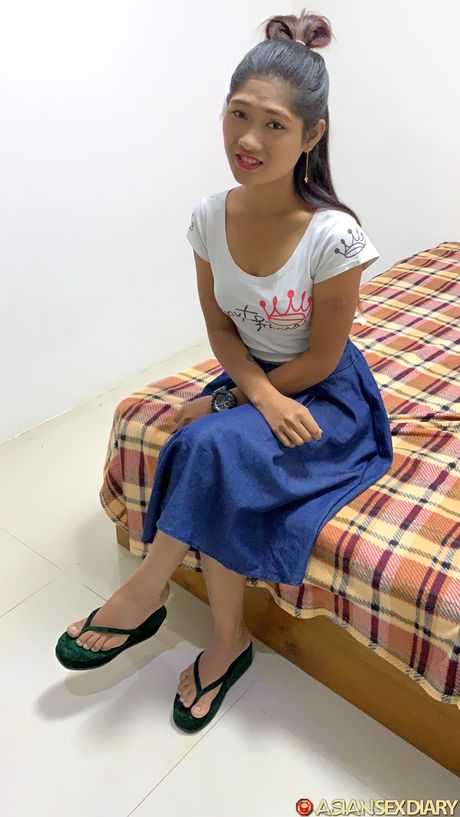 Den slanke covergirl Dew B tager det hele af på en sofa før