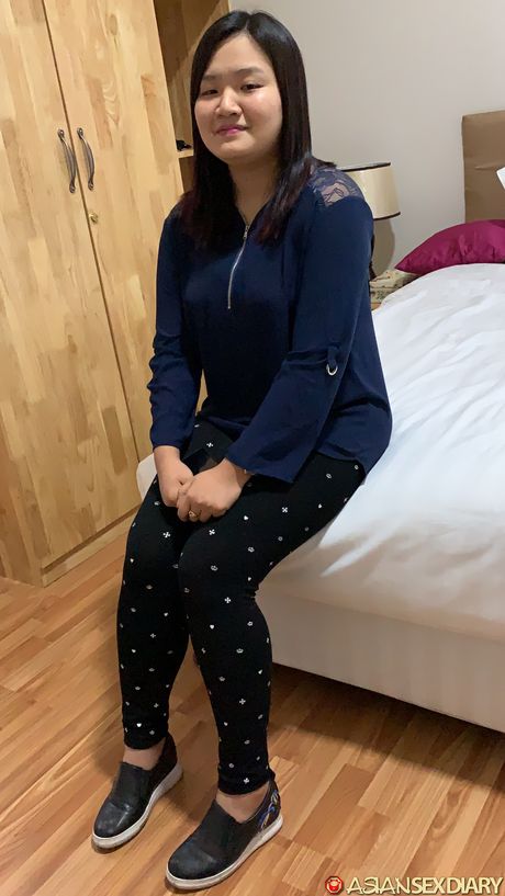 優秀なブルネットのレイBは彼女の毛深い猫を掘られる