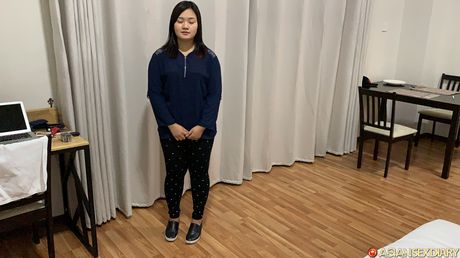 優秀なブルネットのレイBは彼女の毛深い猫を掘られる