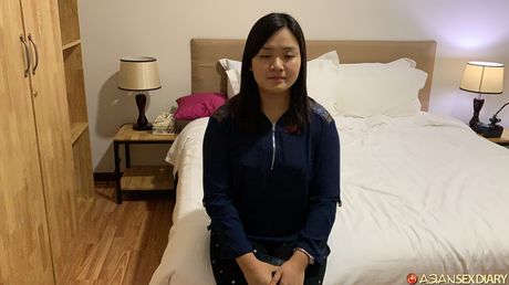 優秀なブルネットのレイBは彼女の毛深い猫を掘られる