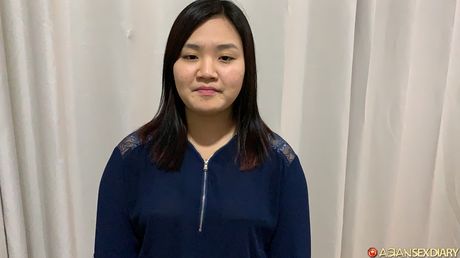 優秀なブルネットのレイBは彼女の毛深い猫を掘られる