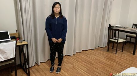 優秀なブルネットのレイBは彼女の毛深い猫を掘られる