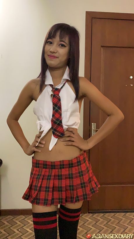 小柄なおっぱいを持つ細身の日本のティーンベイビー、アンバーは服を脱いで毛深いオマンコを披露します