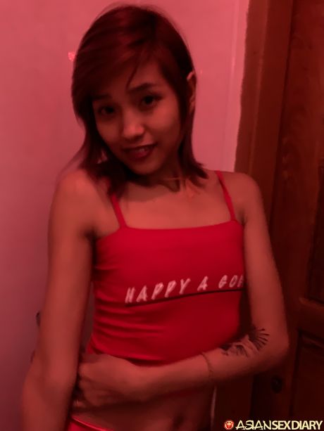 アジアの十代のアマチュアは、自慰行為をする前に廊下で裸になります