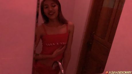 アジアの十代のアマチュアは、自慰行為をする前に廊下で裸になります
