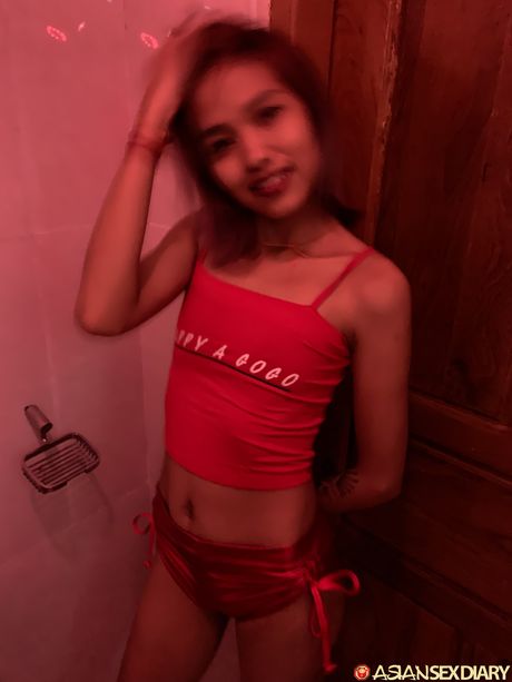 アジアの十代のアマチュアは、自慰行為をする前に廊下で裸になります