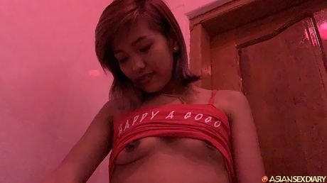 アジアの十代のアマチュアは、自慰行為をする前に廊下で裸になります