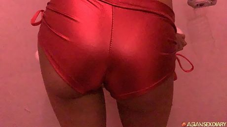 アジアの十代のアマチュアは、自慰行為をする前に廊下で裸になります