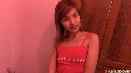 アジアの十代のアマチュアは、自慰行為をする前に廊下で裸になります