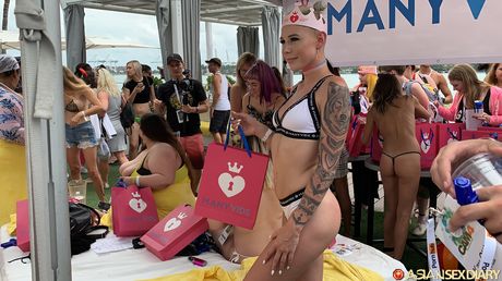 アジアの驚異的なアマチュアは、プライベートルームで彼女の猫を舐められ、犯される