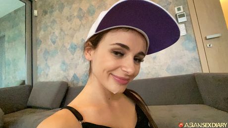 Attraktiv japansk skønhed Amatør stripper og onanerer i et hotelværelse