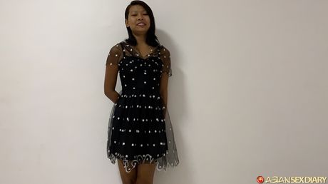 Mørkhåret teenager Puy D blotter sin krop før en fingerfuck