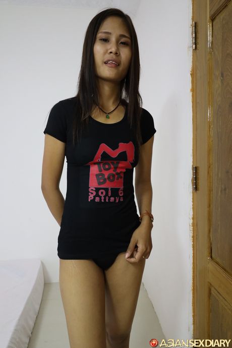 亞洲美女丁字褲被一個淫蕩的男人幹了