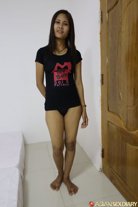 亞洲美女丁字褲被一個淫蕩的男人幹了