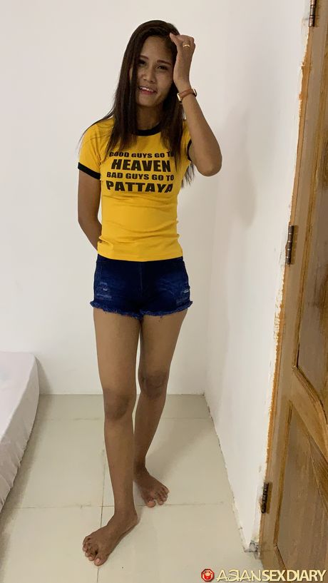 Asiatisk teenager T-shirt bliver nøgen før en fingerfuck på en seng