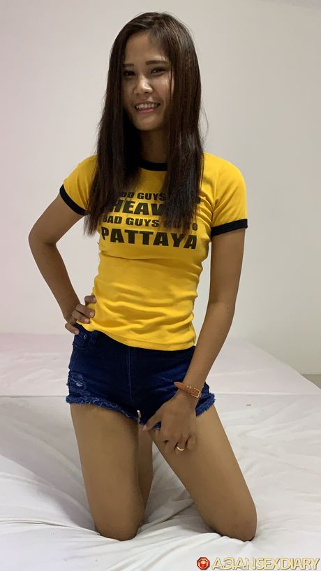 Asiatisk teenager T-shirt bliver nøgen før en fingerfuck på en seng