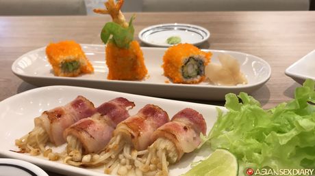 Asiatisk dukke Kat D får sin twat fyldt med en stor pik efter et blowjob