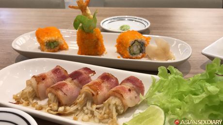 Asiatisk dukke Kat D får sin twat fyldt med en stor pik efter et blowjob