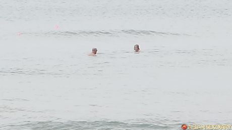 Asiatisk dukke Kat D får sin twat fyldt med en stor pik efter et blowjob