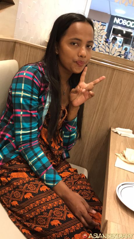 Asiatisk dukke Kat D får sin twat fyldt med en stor pik efter et blowjob