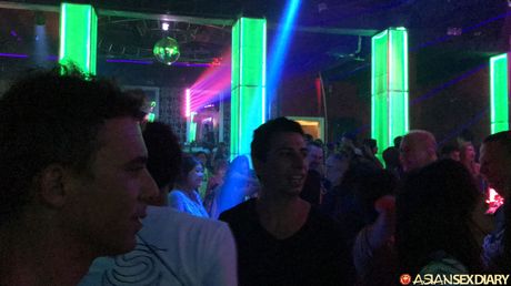 令人驚豔的封面女郎 Althea B 在手指操之前脫光衣服