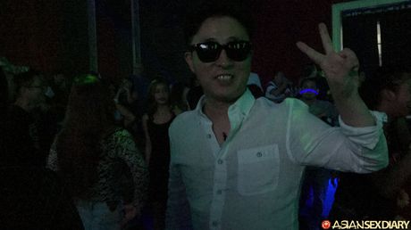 令人驚豔的封面女郎 Althea B 在手指操之前脫光衣服