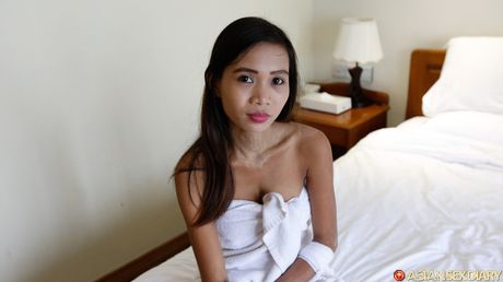 アジアの美女ミミ・Bがヌードモデルの仕事の後、中出しマンコを披露