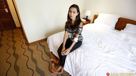 アジアの美女ミミ・Bがヌードモデルの仕事の後、中出しマンコを披露