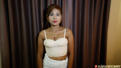 アマチュアアジア人ウェイBは、興奮した男にマンコを舐められ、チンポを犯される