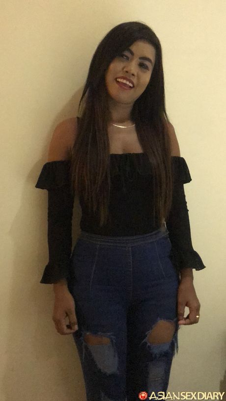 亞洲女孩 Por Ika 赤身裸體，身穿黑色胸罩和內褲套裝