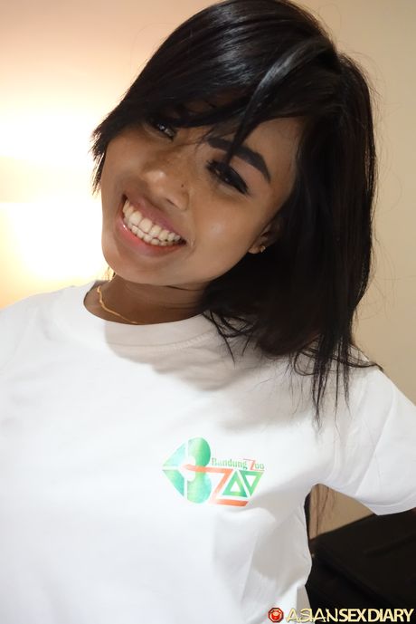 亞洲女孩 Por Ika 赤身裸體，身穿黑色胸罩和內褲套裝