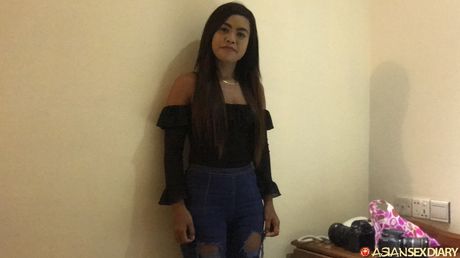 亞洲女孩 Por Ika 赤身裸體，身穿黑色胸罩和內褲套裝