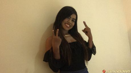 亞洲女孩 Por Ika 赤身裸體，身穿黑色胸罩和內褲套裝