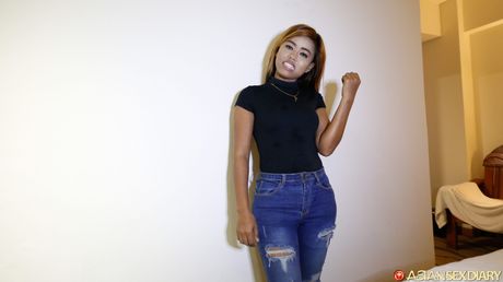 Amatør babe Por Ika stripper og viser sin perfekte røv frem før