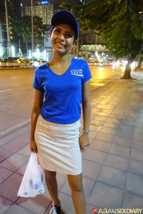 豊満なタイの金髪MILFライラニが大きな胸を披露し、ヌードでポーズをとる