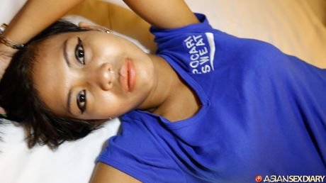 豊満なタイの金髪MILFライラニが大きな胸を披露し、ヌードでポーズをとる