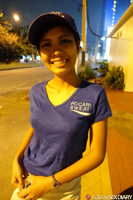 豊満なタイの金髪MILFライラニが大きな胸を披露し、ヌードでポーズをとる