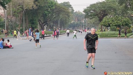 Slank ungarsk pige Tiffany får sin fisse kneppet af en liderlig fyr