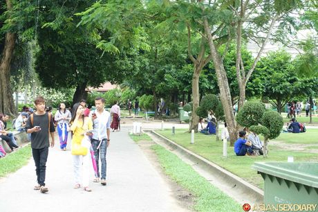 アマチュアのMiaw Bはホテルの部屋で小さな胸を強調してポーズをとる