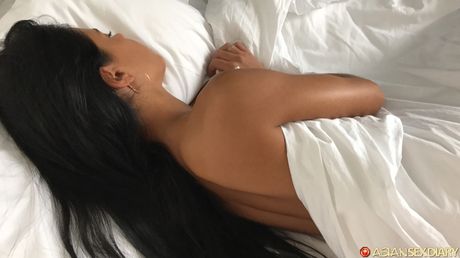 魅力的なスペインのカバーガール、アポロニア・ラピエドラが彼女の猫を舐めてファックされる