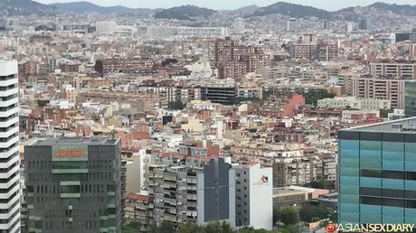 魅力的なスペインのカバーガール、アポロニア・ラピエドラが彼女の猫を舐めてファックされる