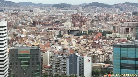 魅力的なスペインのカバーガール、アポロニア・ラピエドラが彼女の猫を舐めてファックされる