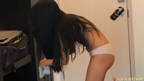 魅力的なスペインのカバーガール、アポロニア・ラピエドラが彼女の猫を舐めてファックされる