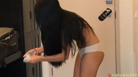 魅力的なスペインのカバーガール、アポロニア・ラピエドラが彼女の猫を舐めてファックされる