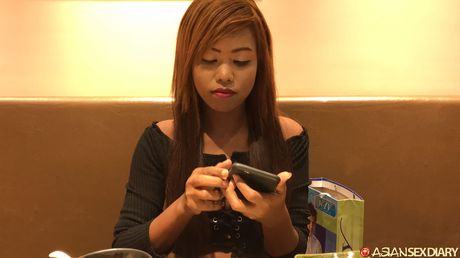 裸體亞洲女孩 Por Ika 跪下享受熱辣的後入式性愛