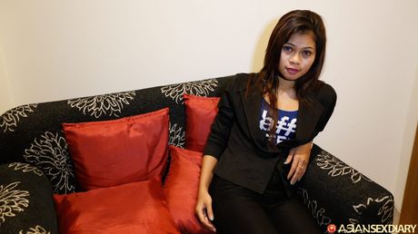 美妙的寶貝 Nurin 脫掉她的衣服，在獨奏中展示她的身體