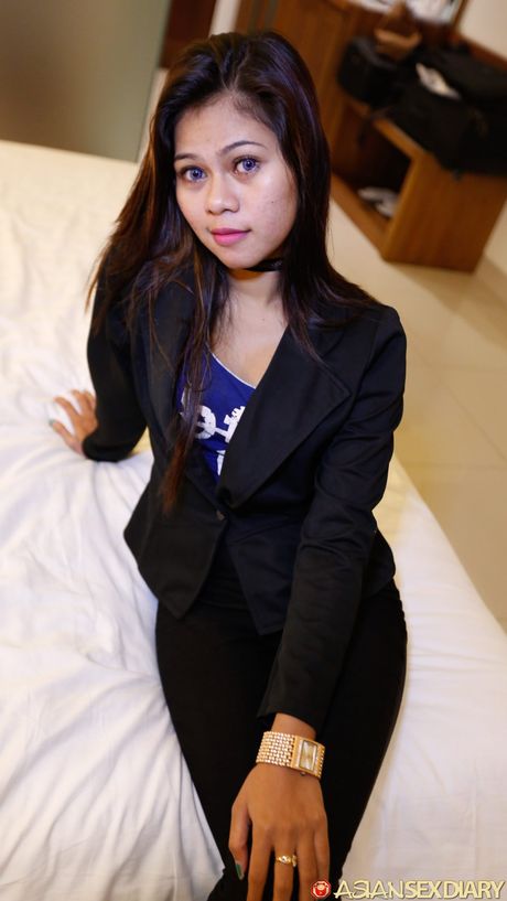 美妙的寶貝 Nurin 脫掉她的衣服，在獨奏中展示她的身體