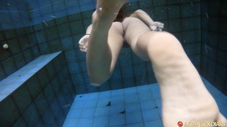 裸の美女ロスがお風呂に入る前に服を脱ぐ